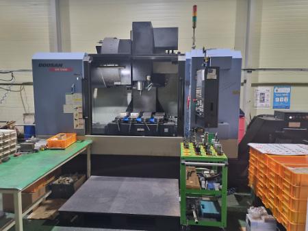 VERTICAL MACHINING CENTER VM5400 2015 VISE 3SET TOOLHOLDER 30EA