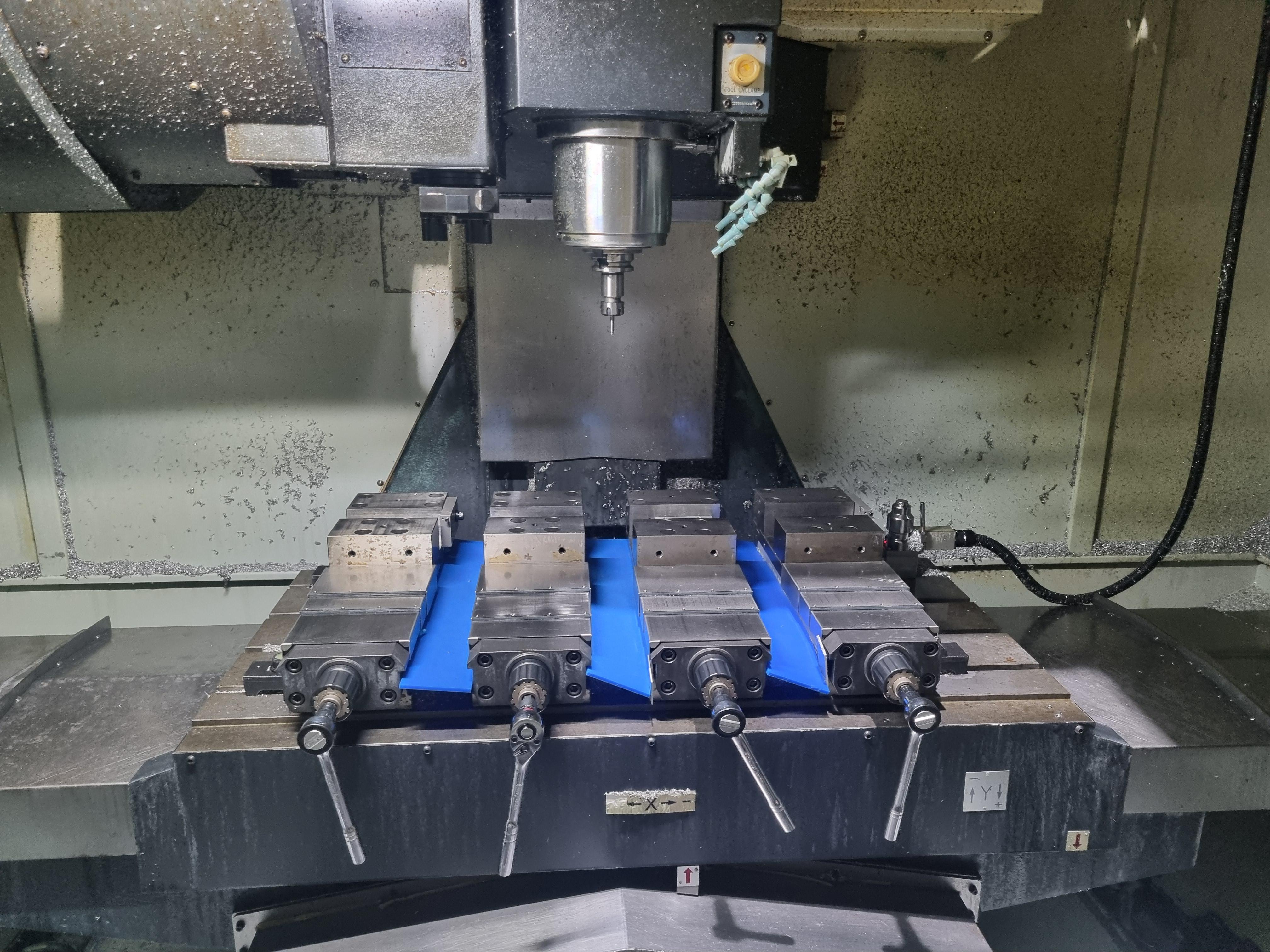 VERTICAL MACHINING CENTER VM5400 2015 VISE 3SET TOOLHOLDER 30EA