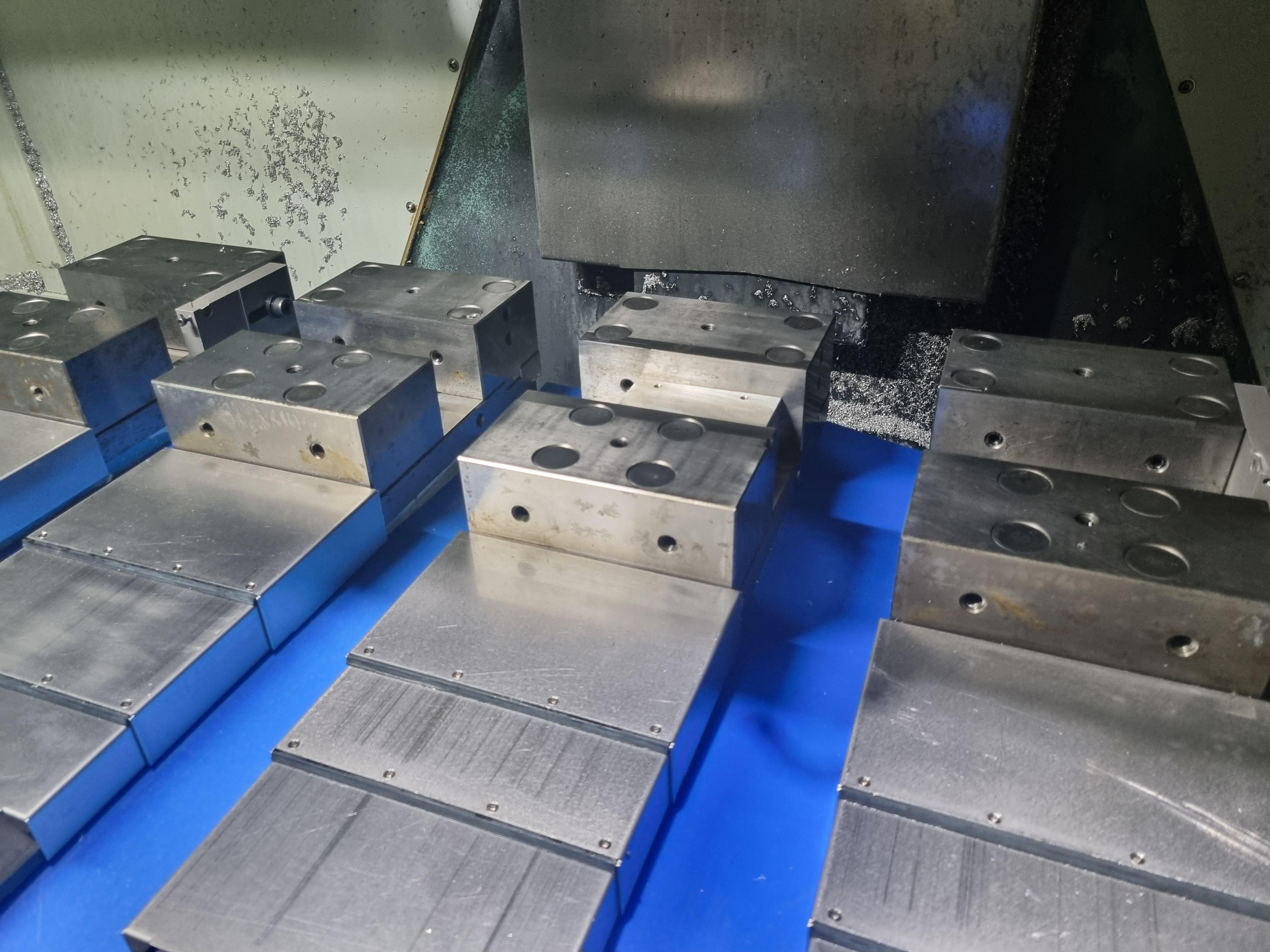 VERTICAL MACHINING CENTER VM5400 2015 VISE 3SET TOOLHOLDER 30EA